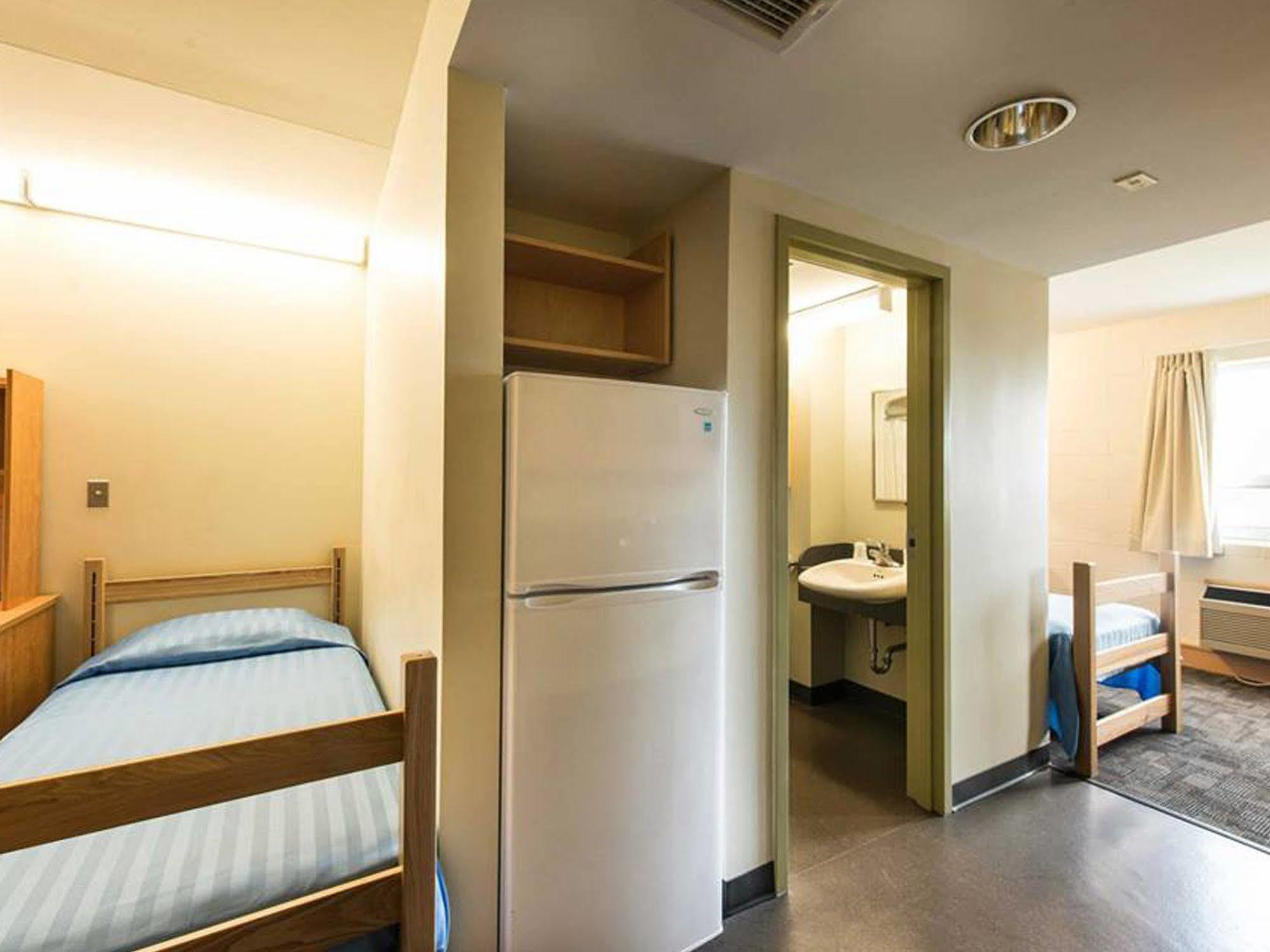 Residence & Conference Centre - Кингстон Экстерьер фото
